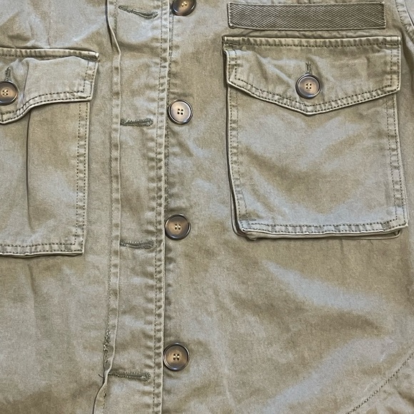 OPPOSITE
Green Utility Jacket with Epaulettes and Collared Neckline - Picture 2 of 9